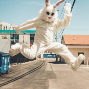 Was steckt wirklich hinter dem Osterhasen? Netto klärt auf [Sponsored Video]